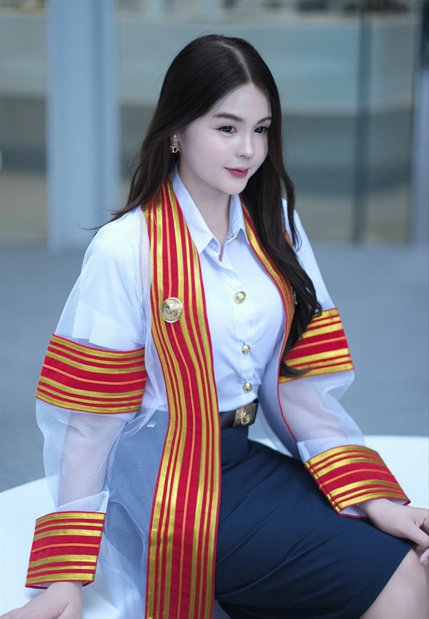 Khai Muchita ในชุดนักศึกษาพร้อมสายสะพายวันรับปริญญา
