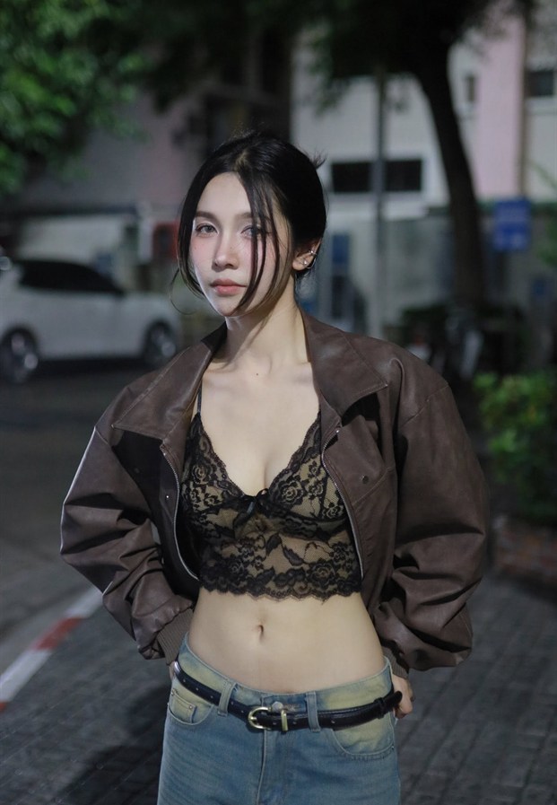 ลินลดา ในลุคแจ็คเก็ตกับกางเกงยีนส์ริมถนน