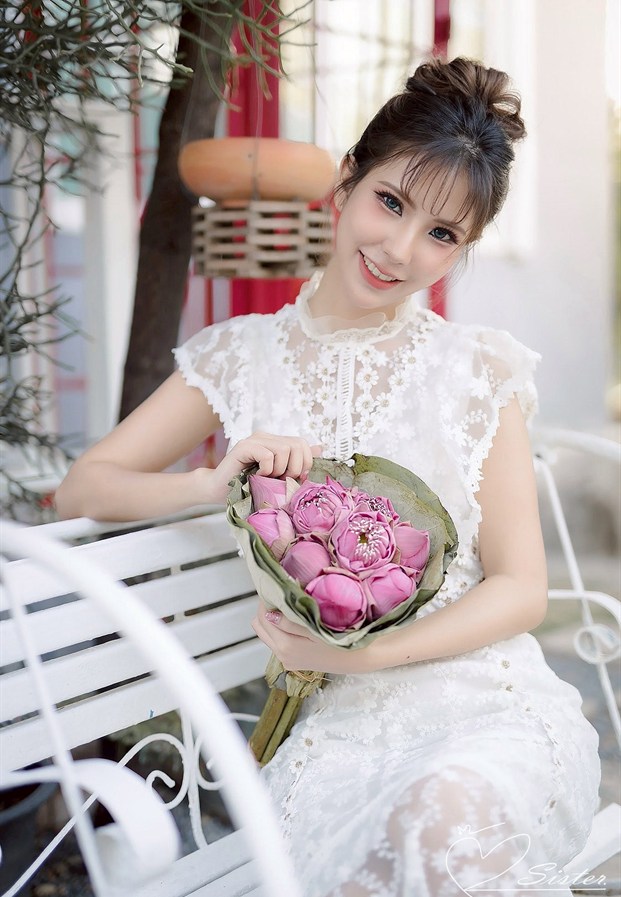 ลุคชุดขาวนั่งม้านั่งกับดอกบัว