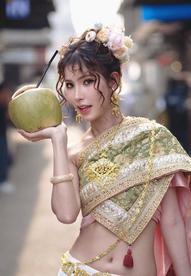 ลุคชุดไทยประยุกต์ถ่ายกลางแจ้ง