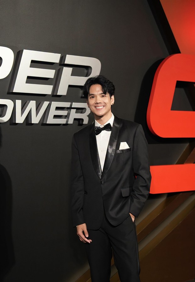 Nicky ณฉัตร จันทพันธ์ ในชุดทักซิโดบนพรมแดงงานเปิดตัวสินค้า