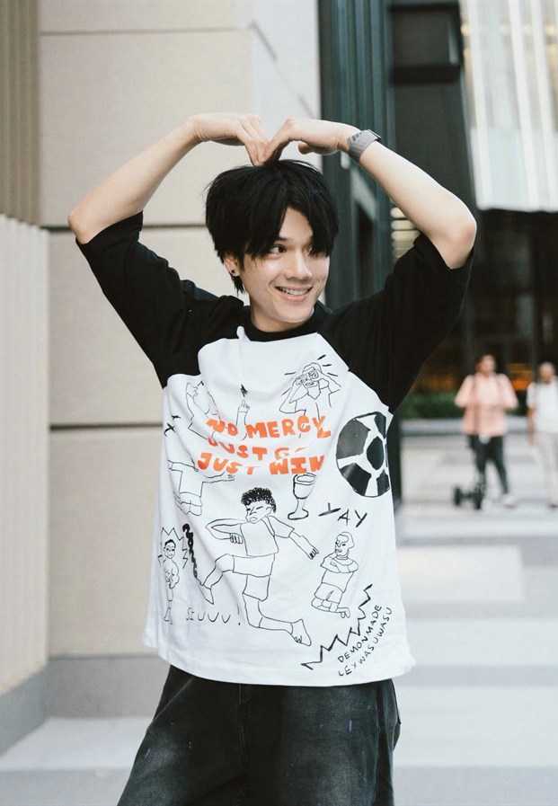 Nicky ณฉัตร จันทพันธ์ ยกแขนทำท่าหัวใจยิ้มกลางลานเมือง
