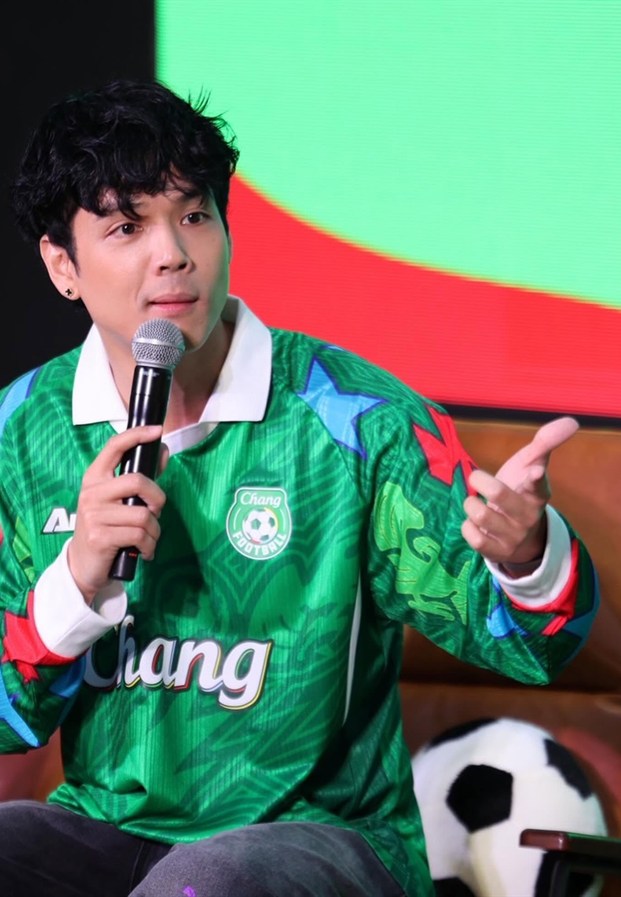 Nicky ณฉัตร จันทพันธ์ ถือไมโครโฟนพูดบนเวทีงานแบรนด์