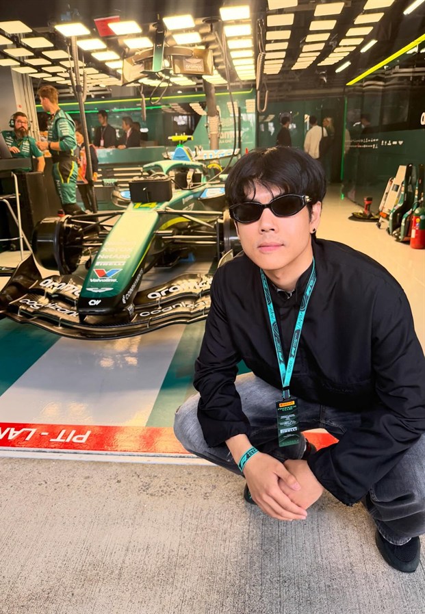 Nicky นั่งถ่ายข้างรถแข่งฟอร์มูลาวันในพิตเลน