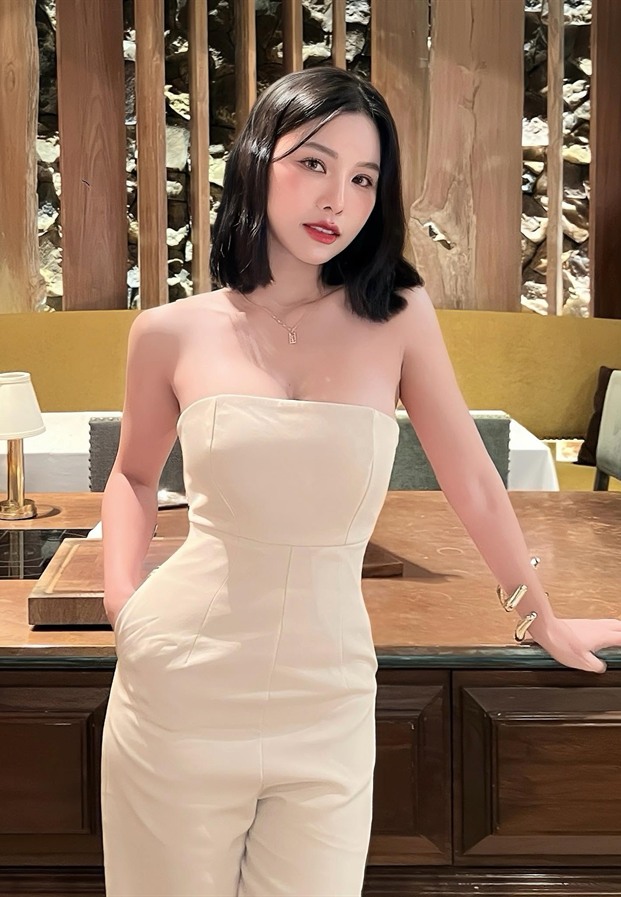 พะพอย ในชุดจัมป์สูทสีเบจ