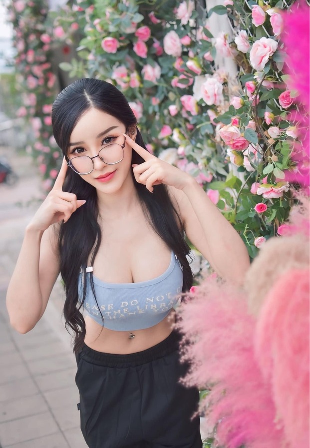 แมงป่อง ถ่ายกับผนังดอกไม้