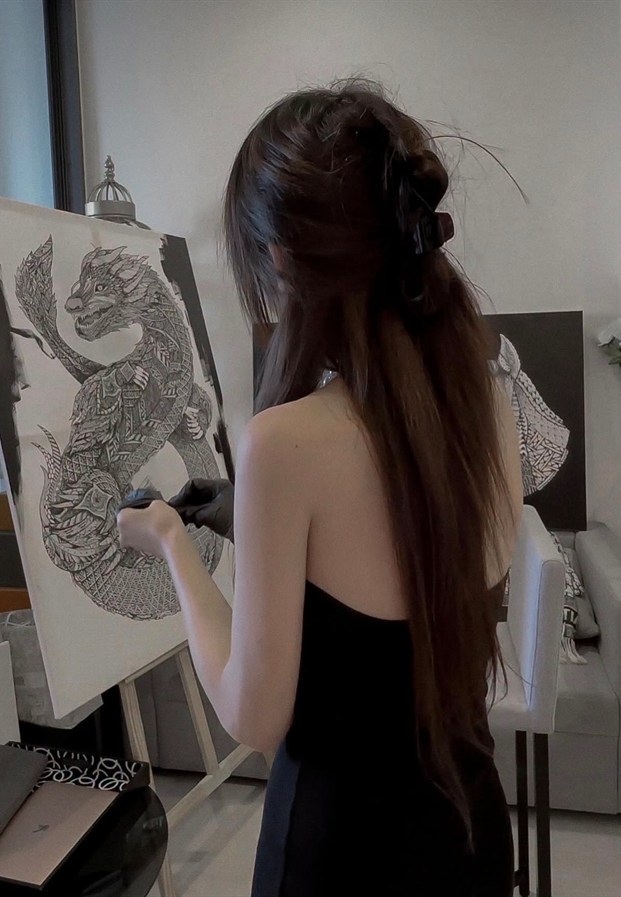 Pimnara Kittiwongwan ยืนวาดภาพหันหลังให้กล้อง