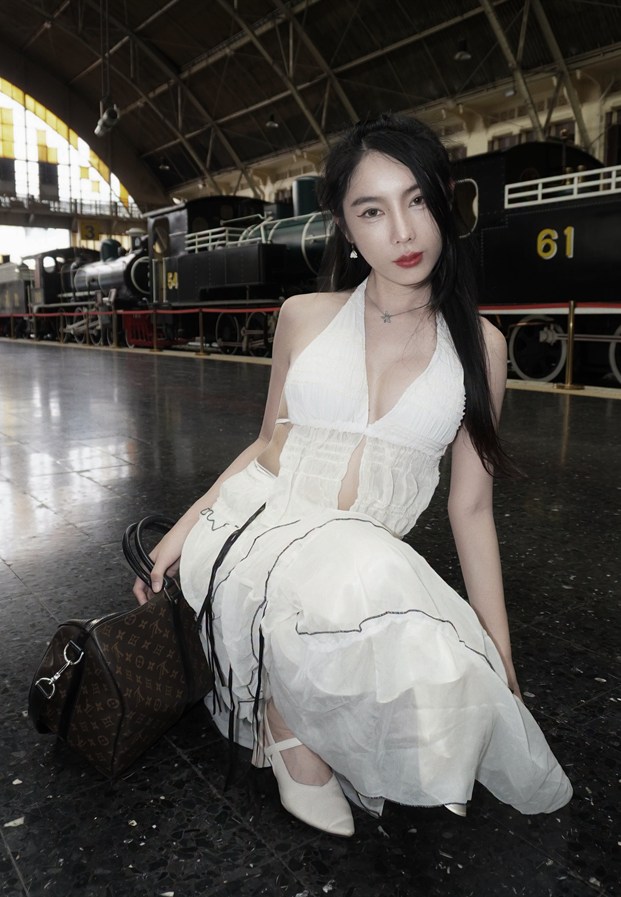 Pimnara ในชุดเดรสขาวถ่ายที่สถานีรถไฟกรุงเทพ