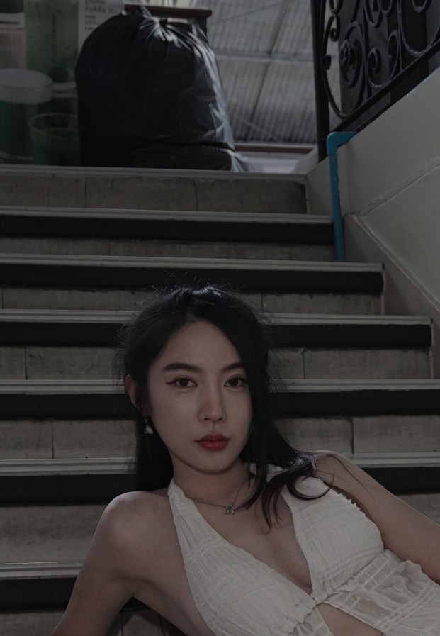 Pimnara Kittiwongwan นั่งถ่ายริมบันไดในชุดโทนขาว