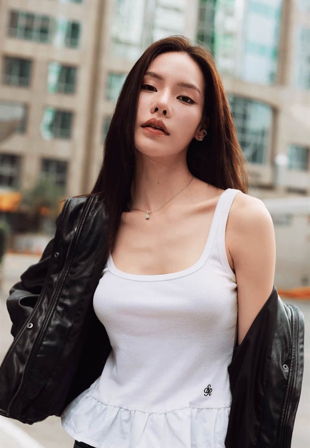 Yok Phatchaya ถ่ายแบบพอร์ตเทรตระยะใกล้ในเสื้อกล้ามขาว