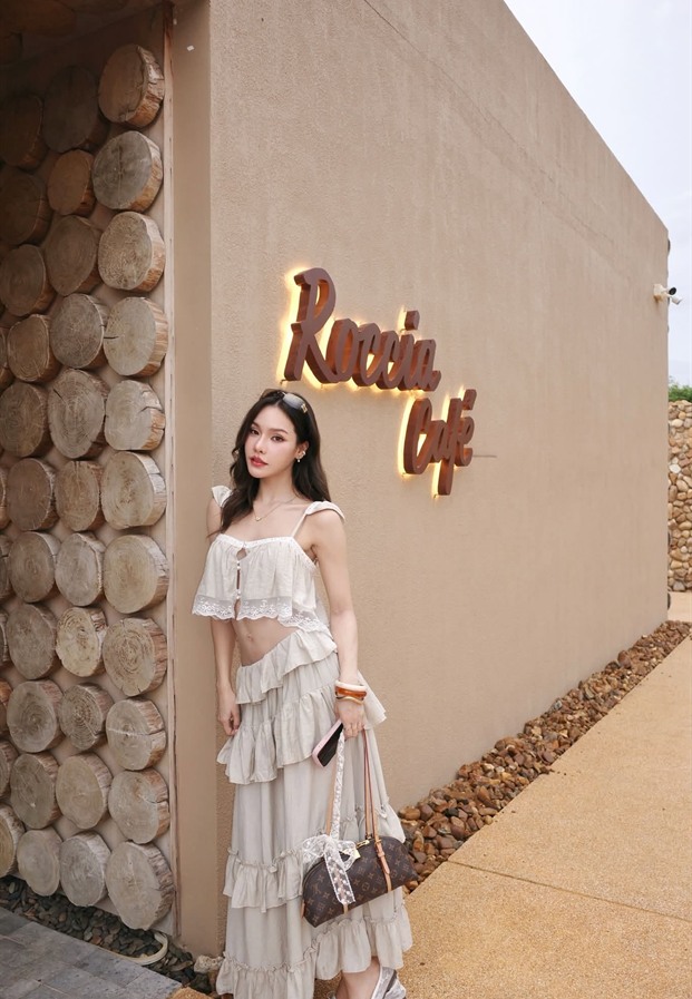 หยก ในชุดเดรสสีขาวหน้าร้านคาเฟ่