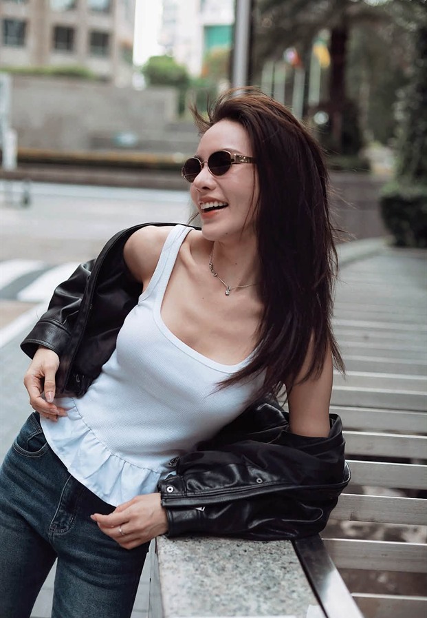Yok Phatchaya กับรอยยิ้มระหว่างถ่ายแบบกลางถนน