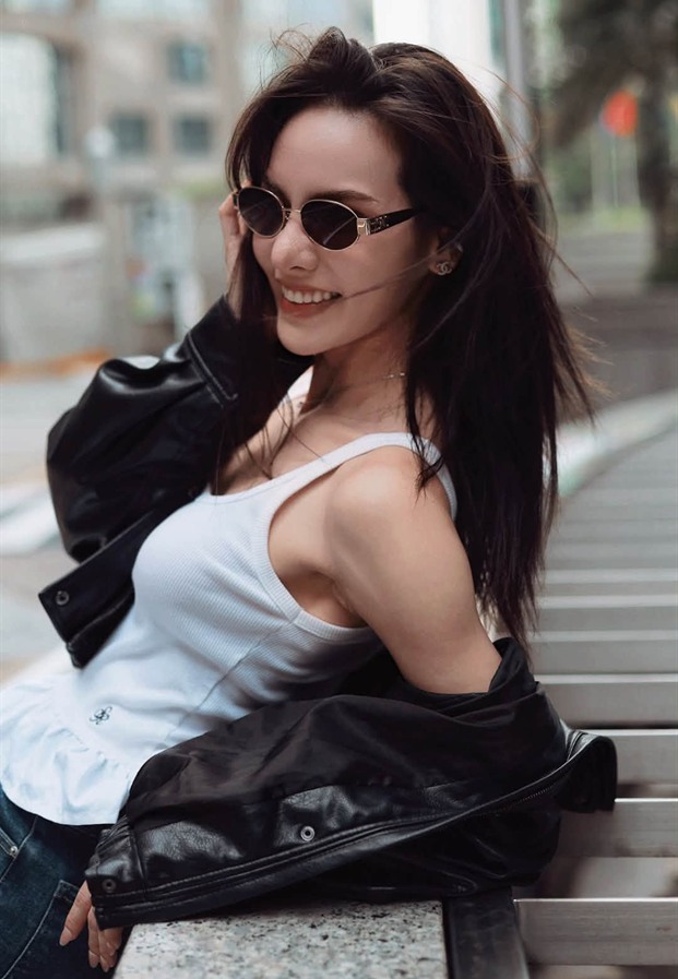 หยก ใส่แว่นกันแดดโพสท่ากลางเมือง