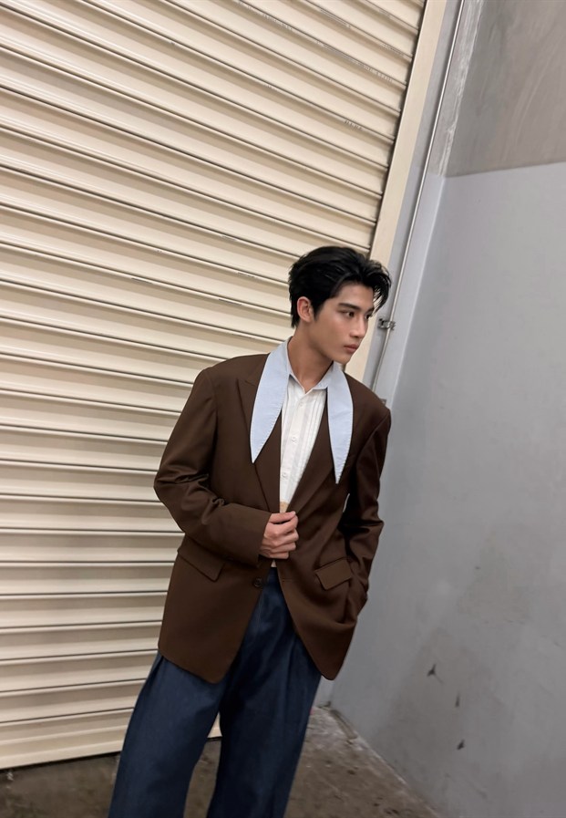 องศา ธีธัช ในลุคเบลเซอร์สีน้ำตาลสไตล์แฟชั่น