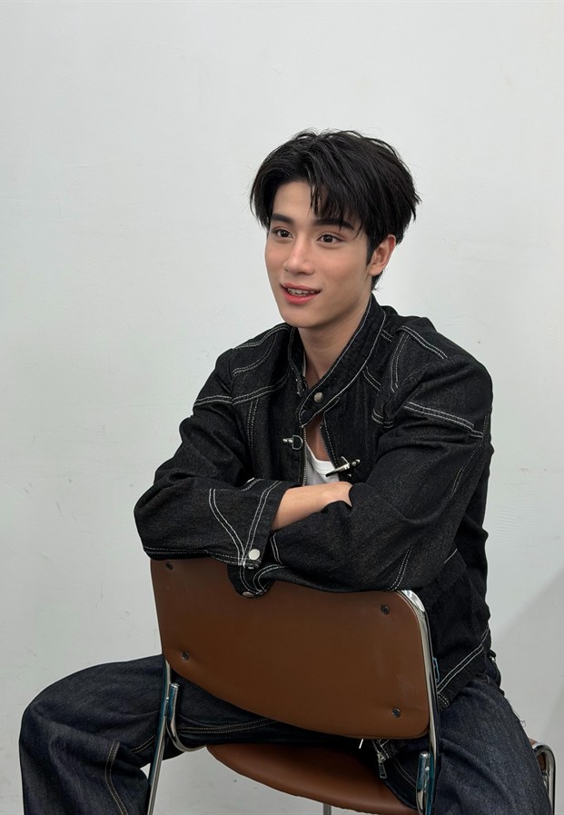 องศา ธีธัช นักแสดงหนุ่มในลุคแจ็กเก็ตหนัง
