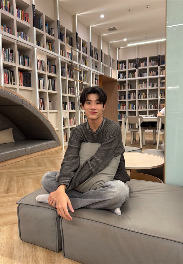 องศา ธีธัช ระหว่างถ่ายภาพในห้องสมุด