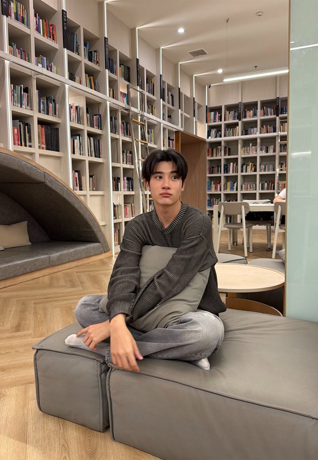 ลุคลำลองนั่งอ่านหนังสือ