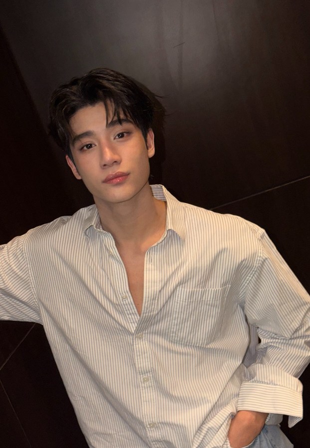 องศา ธีธัช ในลุคเสื้อเชิ้ตขาว