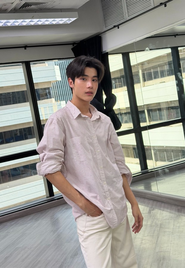 ลุคโทนขาวถ่ายในอาคาร