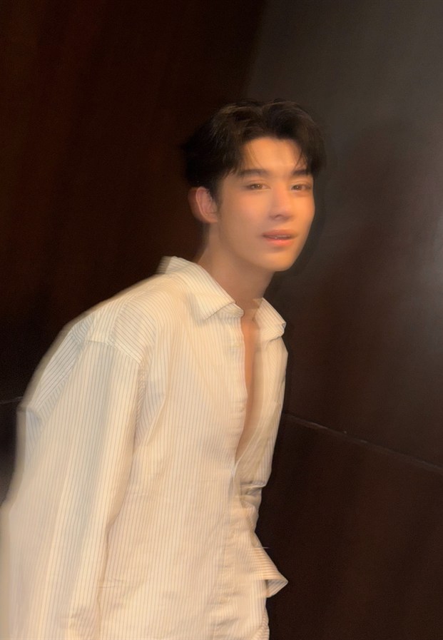 ลุคเสื้อเชิ้ตขาวโทนอบอุ่น