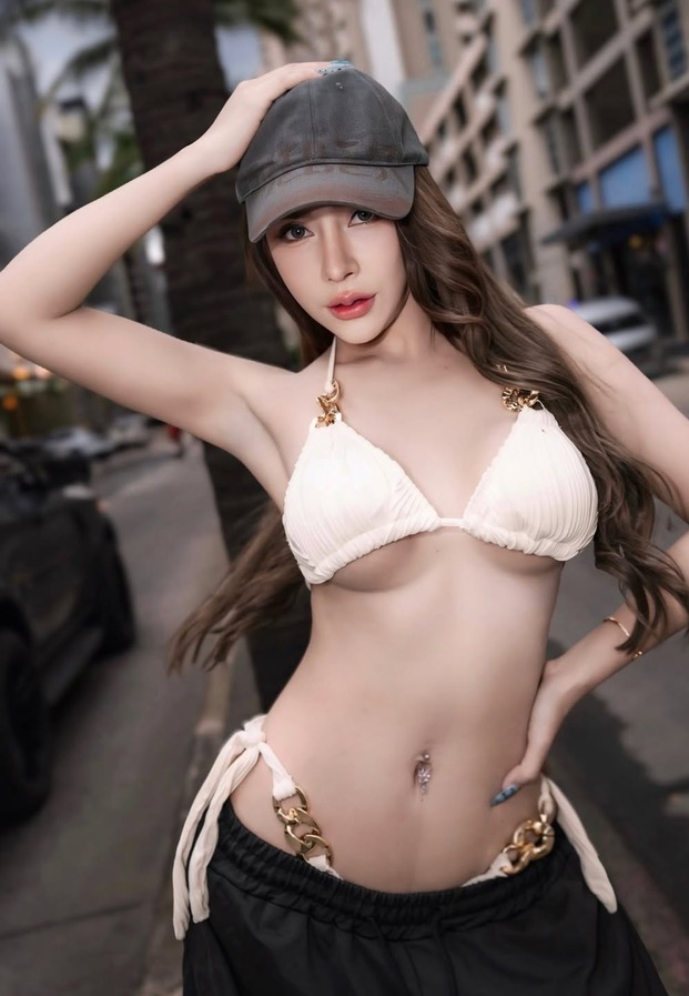 ลภัสท์วลัญ อายลิน ในชุดว่ายน้ำกลางเมือง