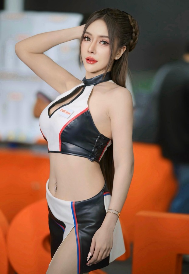 อายลิน ในชุดพริตตี้หน้างานมอเตอร์สปอร์ต