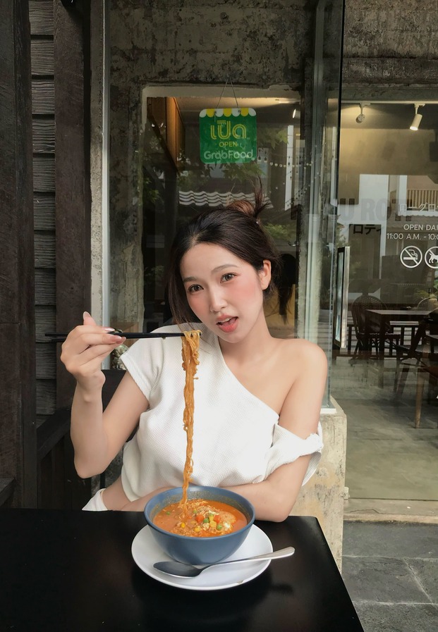 สาวเหนือกินบะหมี่ที่คาเฟ่ในชุดสีขาว