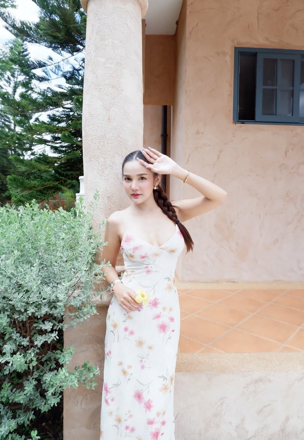 อาย รมิดา ในชุดเดรสลายดอกไม้ที่รีสอร์ต