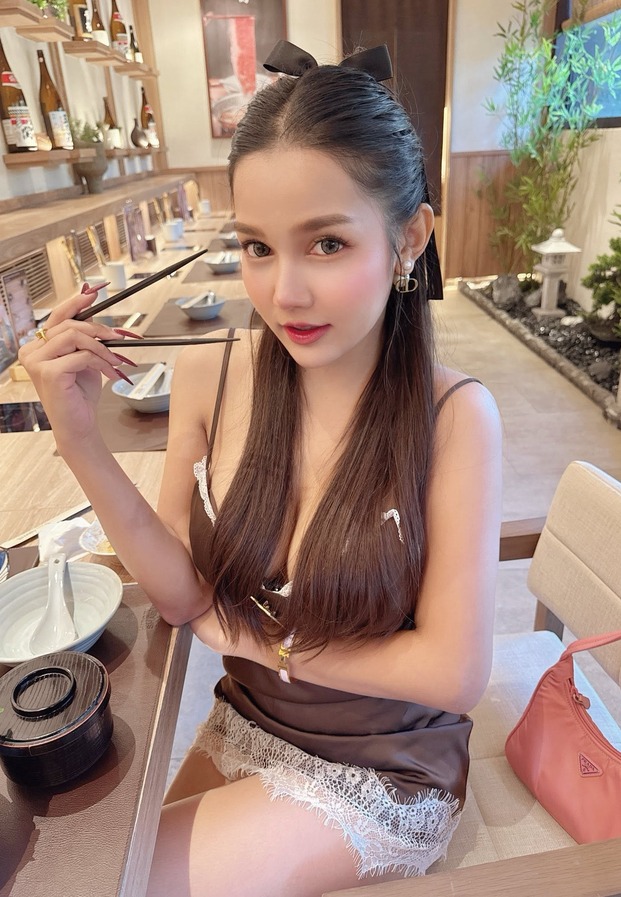 Eye Ramida นั่งโต๊ะร้านอาหารญี่ปุ่นในชุดสายเดี่ยว