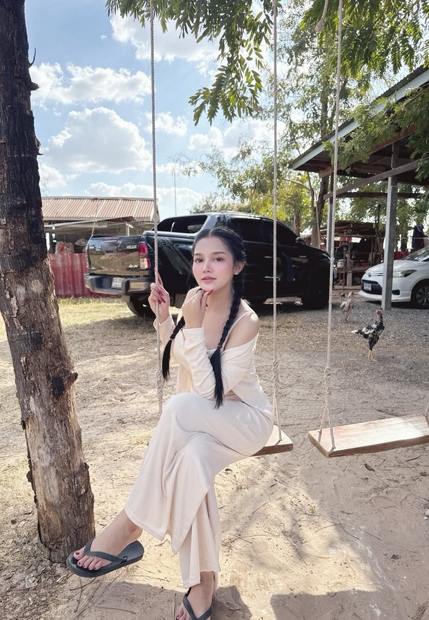 อาย รมิดา นั่งชิงช้าในชุดเดรสยาวสีครีม