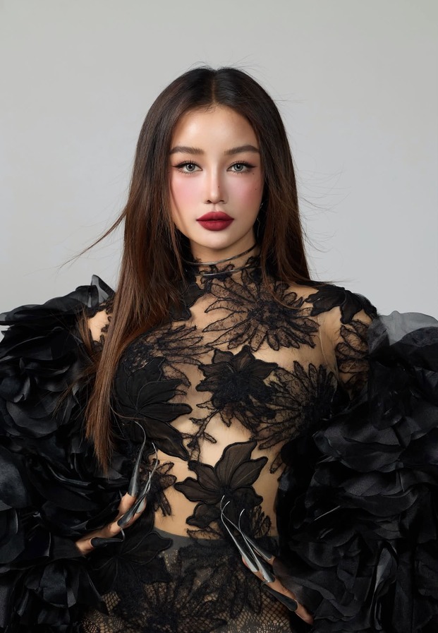 KT KRATAE ในชุดลูกไม้สีดำถ่ายพอร์ตเทรต