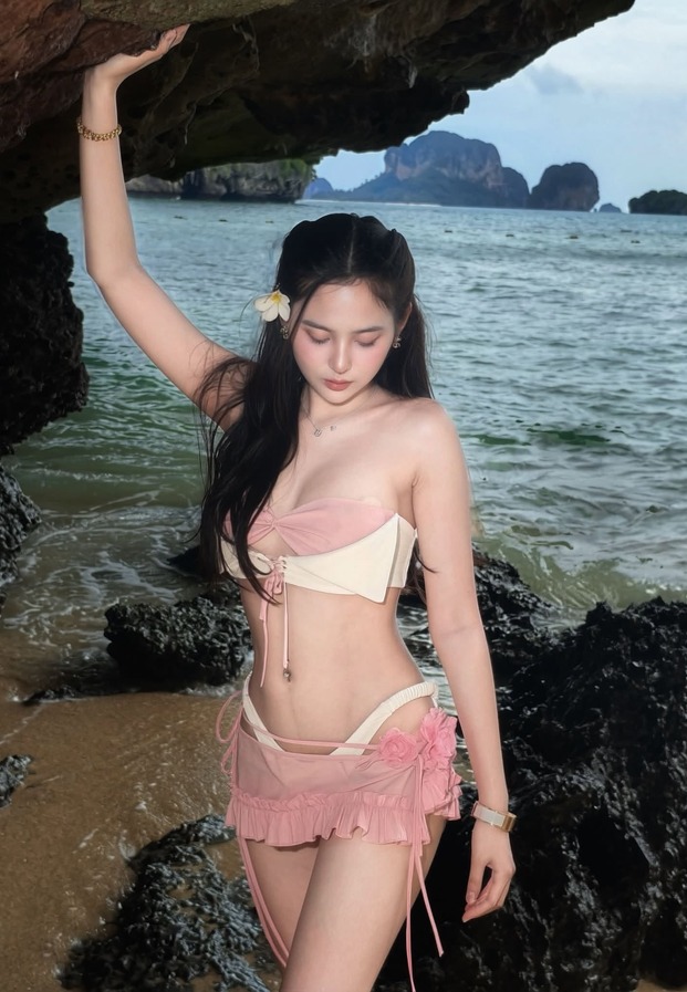 ขนิษฐา กนกนาค ในชุดว่ายน้ำยืนริมหน้าผา