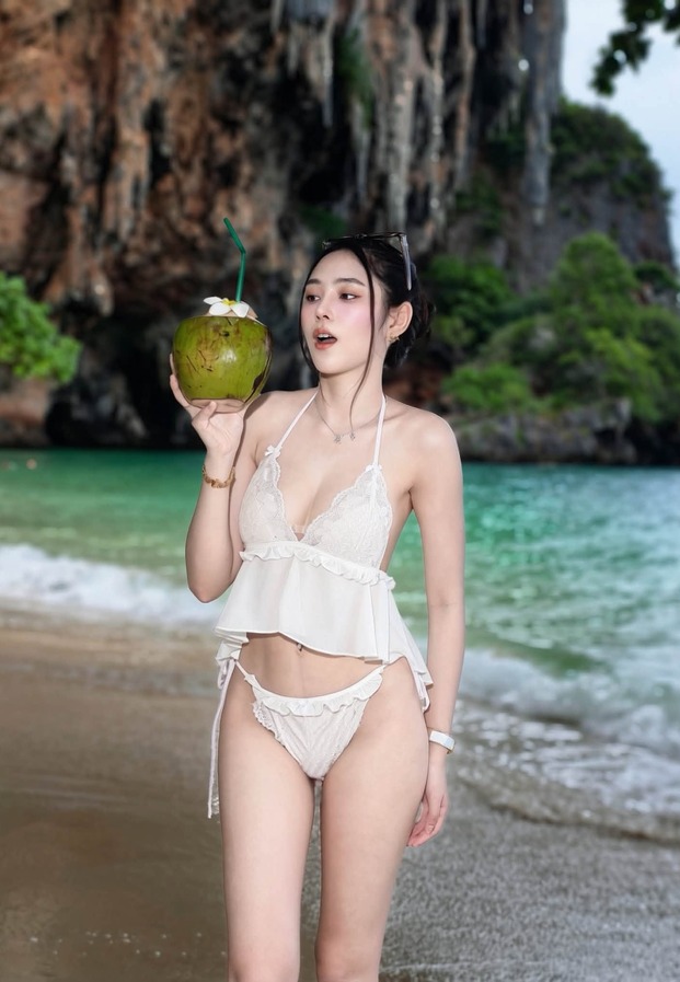 เจนนี่ ถือมะพร้าวริมหาด