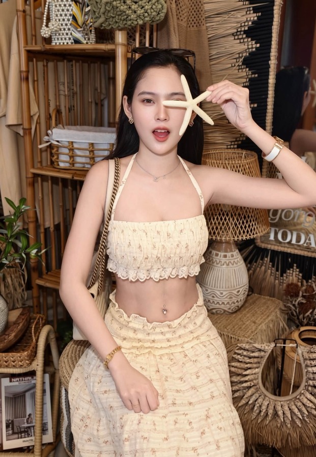 ขนิษฐา กนกนาค นั่งในคาเฟ