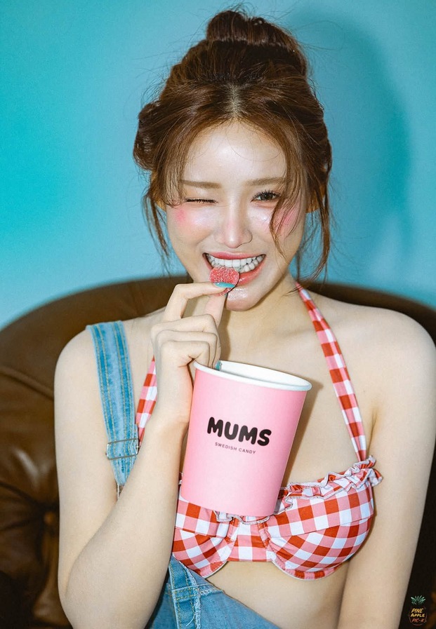 khanomwws ถือแก้วป๊อปคอร์นในชุดเอี๊ยมยีนส์