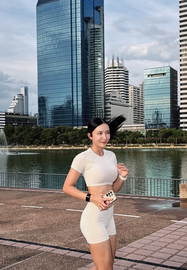 รติญา พิชญ์ศราพงศ์ ในชุดออกกำลังกายริมแม่น้ำ