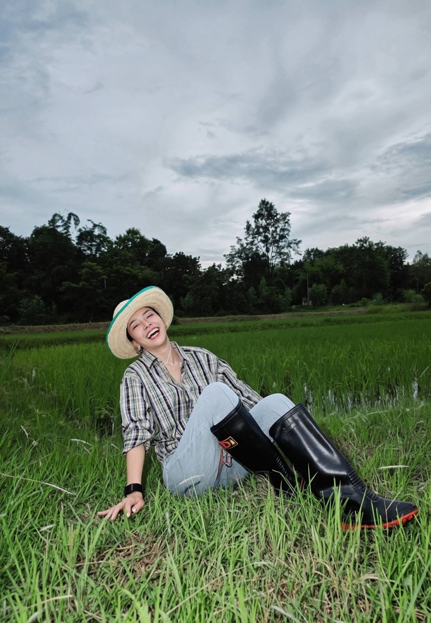 รติญา พิชญ์ศราพงศ์ ใส่หมวกปีกกว้างกลางทุ่งนา