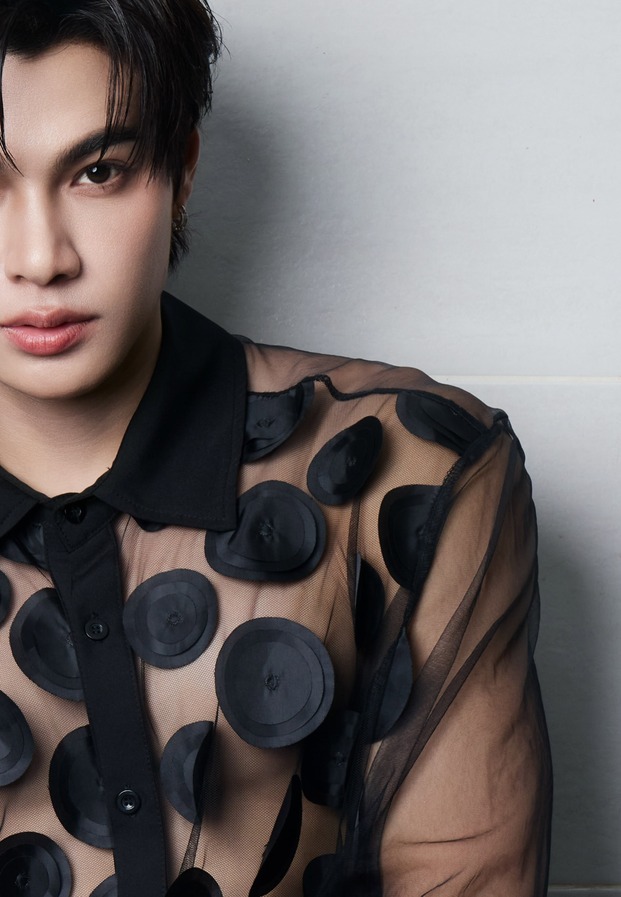 Sky Pichet ในเสื้อซีทรูลายจุดถ่ายระยะใกล้