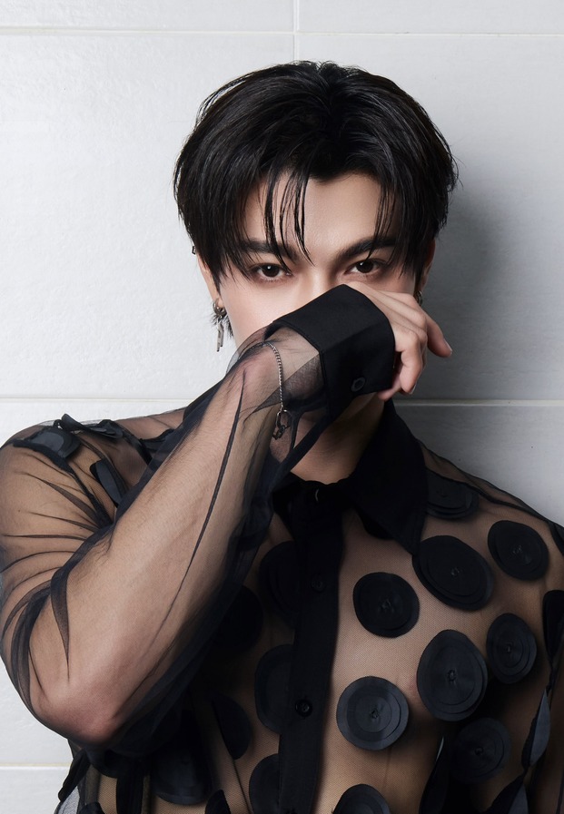 สกาย ยกมือแตะใบหน้าในชุดซีทรูสีดำ