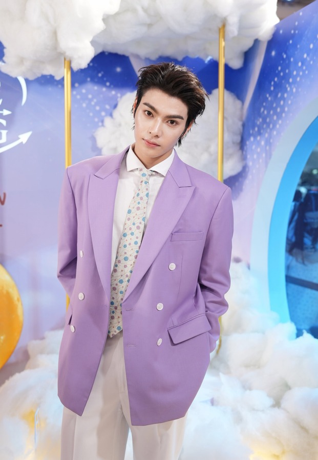 สกาย ในสูทสีม่วงหน้าฉากก้อนเมฆ