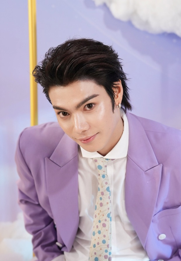 Sky Pichet ถ่ายใกล้ในลุคสูทสีม่วง