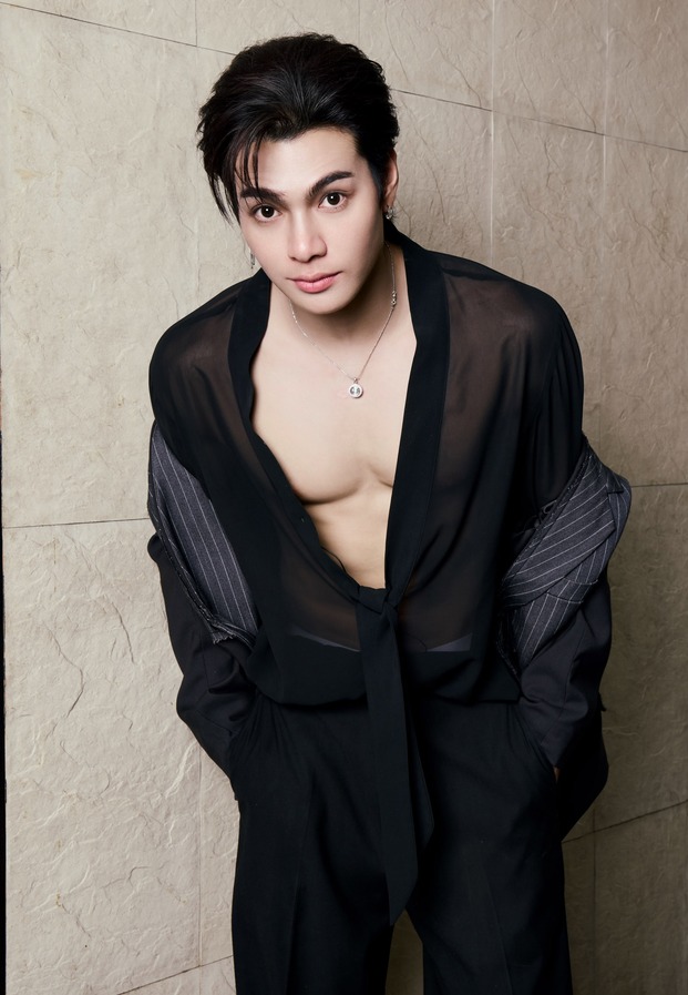 สกาย ในเสื้อเชิ้ตซีทรูสีดำ