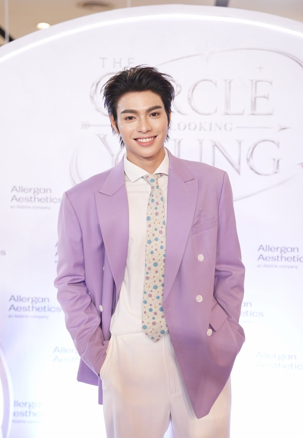 Sky Pichet ยืนเต็มตัวหน้าแบ็กดรอปสีขาว
