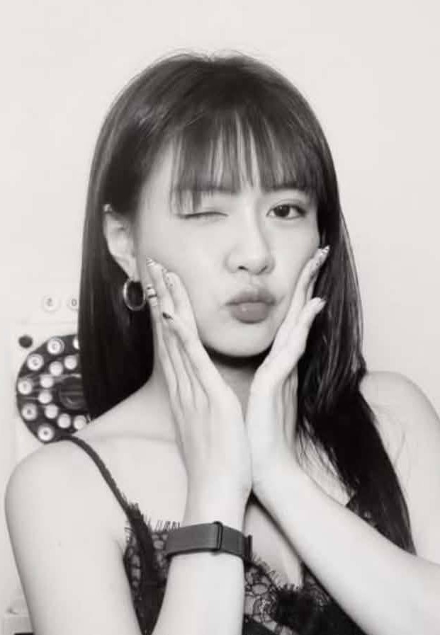 NongBie YARIN ภาพขาวดำระยะใกล้ มือประคองใบหน้า