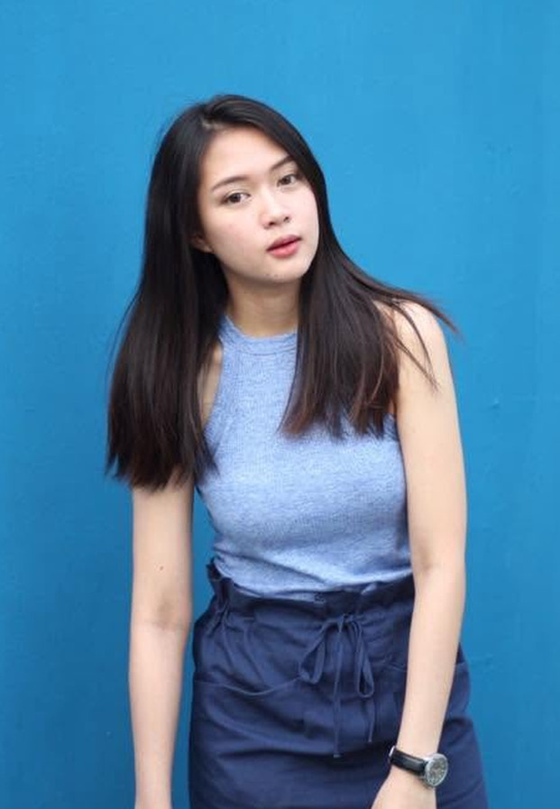 น้องบี๋ ถ่ายพอร์ตเทรตในเสื้อแขนกุดสีฟ้าอ่อนกับกระโปรงกรมท่า