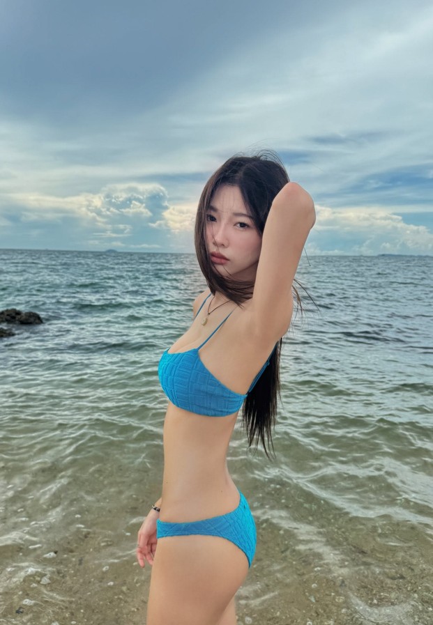 อุษณีย์ ทองบางพึ่ง ในบิกินี่สีฟ้ายืนริมทะเล