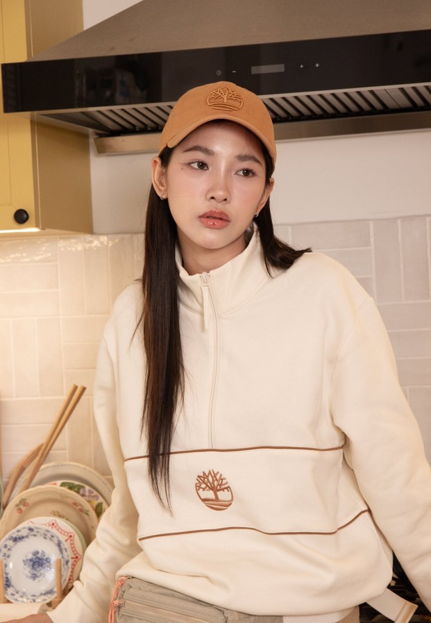 เสื้อสเวตเตอร์สีครีมกับหมวกแก๊ปในห้องครัว