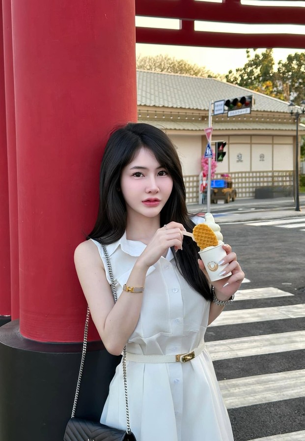 เดรสแขนกุดสีขาวถือเครปไอศกรีมหน้าเสาสีแดงสไตล์ญี่ปุ่น