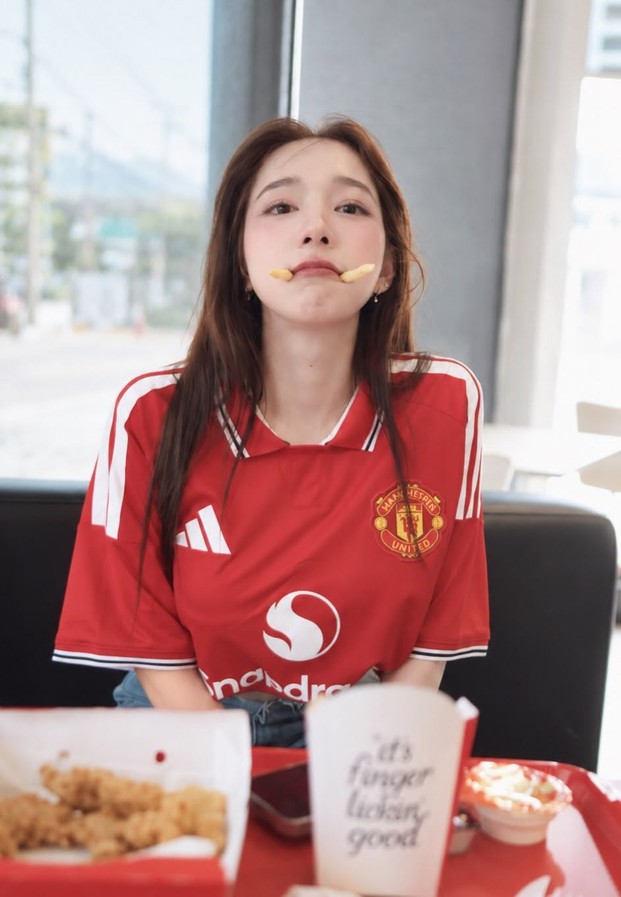 Kalyanat Sakdirat ในเสื้อฟุตบอลแมนยูกับไก่ทอด