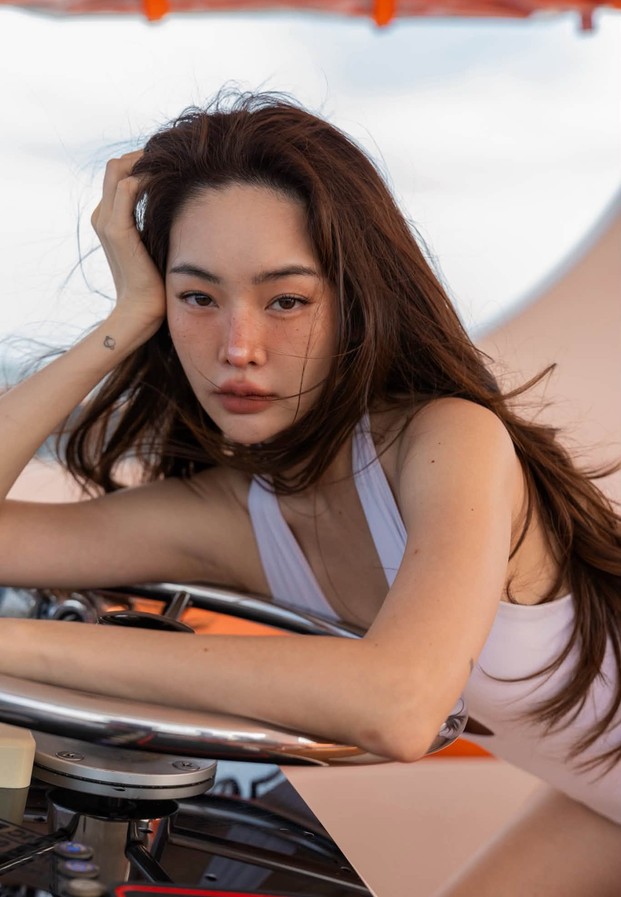 ปุ้มปุ้ย พรรณทิพา เอนตัวพิงพวงมาลัยเรือในชุดว่ายน้ำสีขาว